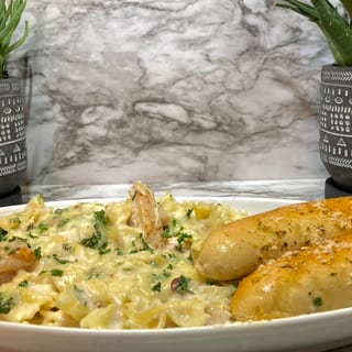Chicken Alfredo w/ 2 Breadsticks